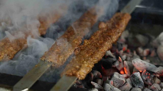 Gökyüzü, kebap dumanlarıyla kaplandı