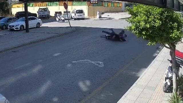 Kaza anı kamerada: 4 kişinin olduğu motosiklete araç çarptı 1