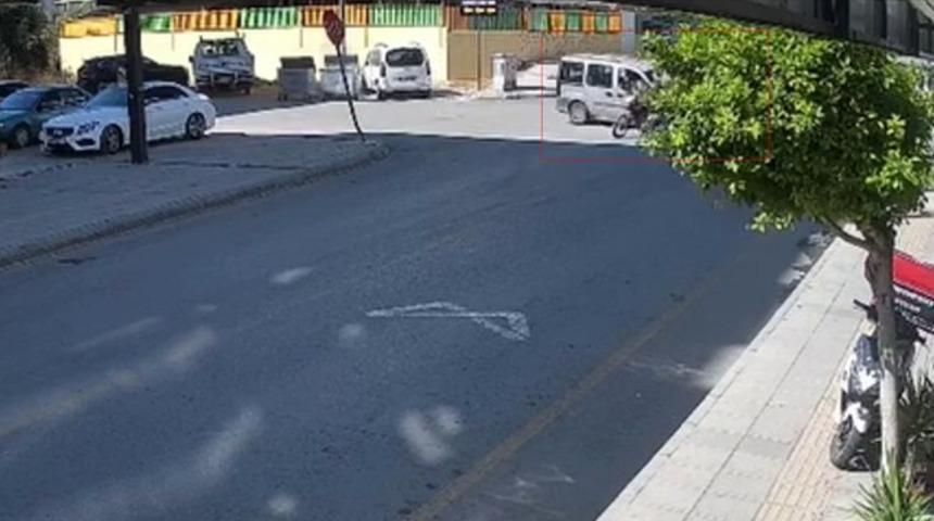 Kaza anı kamerada: 4 kişinin olduğu motosiklete araç çarptı