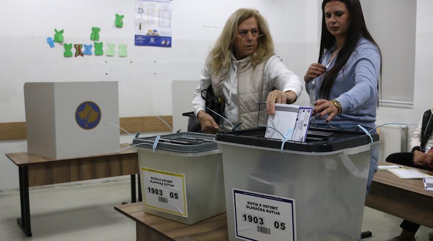 Kosova'da halk yerel seçim için sandık başında