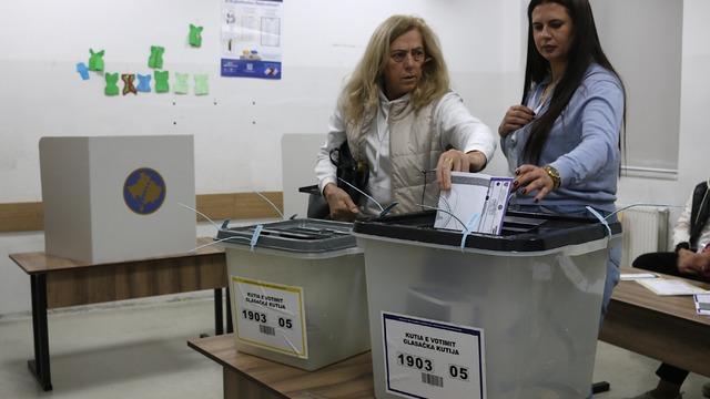 Kosova'da halk yerel seçim için sandık başında
