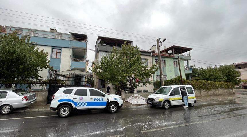 Yer: Kayseri! Evin çatısından beton zemine düştü, yaralandı