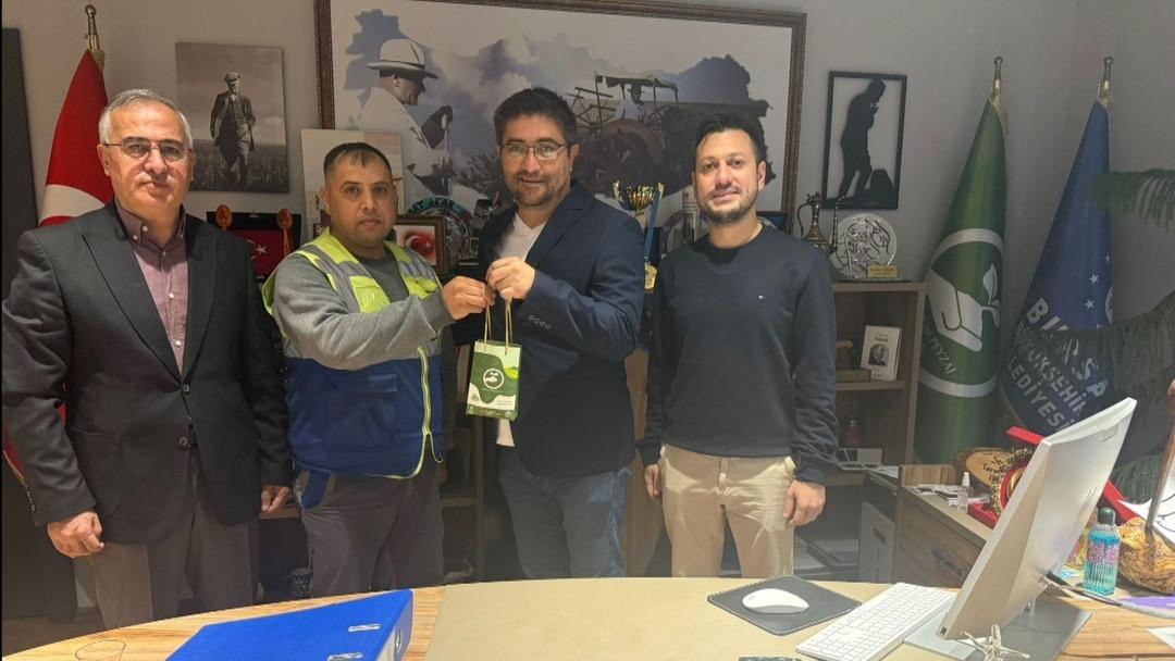 Temizlik görevlisi altın dolu çanta buldu! Ödül olarak bakın ne kadar altın hediye edildi 1