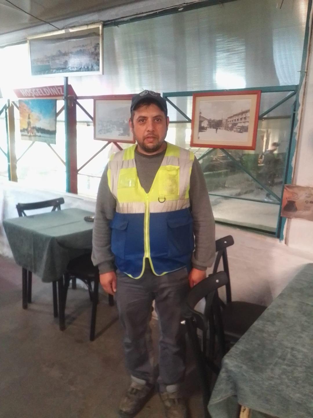 Temizlik görevlisi altın dolu çanta buldu! Ödül olarak bakın ne kadar altın hediye edildi 3