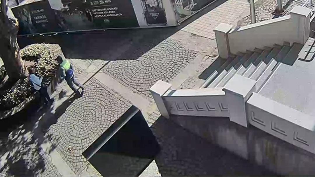 Temizlik görevlisi altın dolu çanta buldu! Ödül olarak bakın ne kadar altın hediye edildi 5