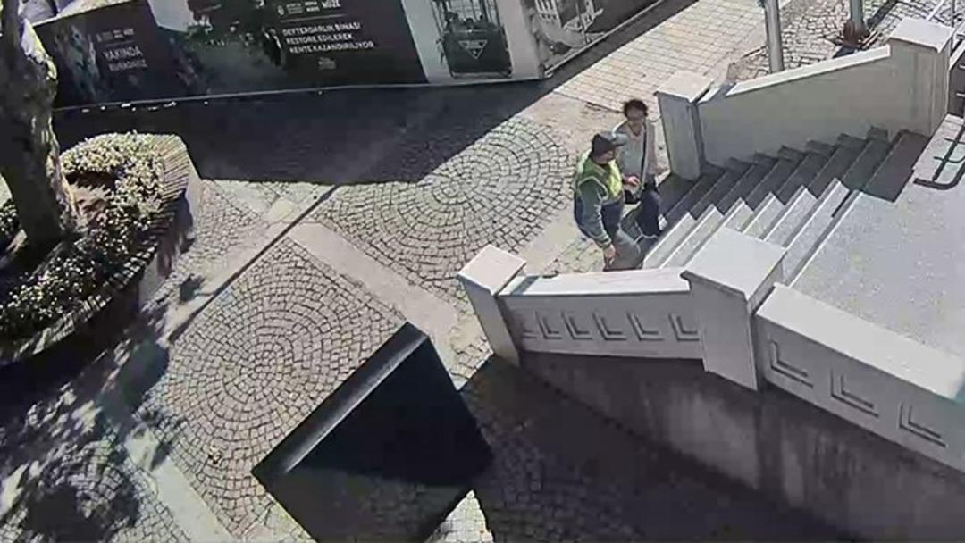 Temizlik görevlisi altın dolu çanta buldu! Ödül olarak bakın ne kadar altın hediye edildi 7