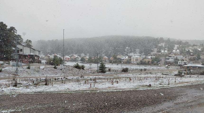 Sivas'ta Eğriçimen Yaylası'na kar yağdı