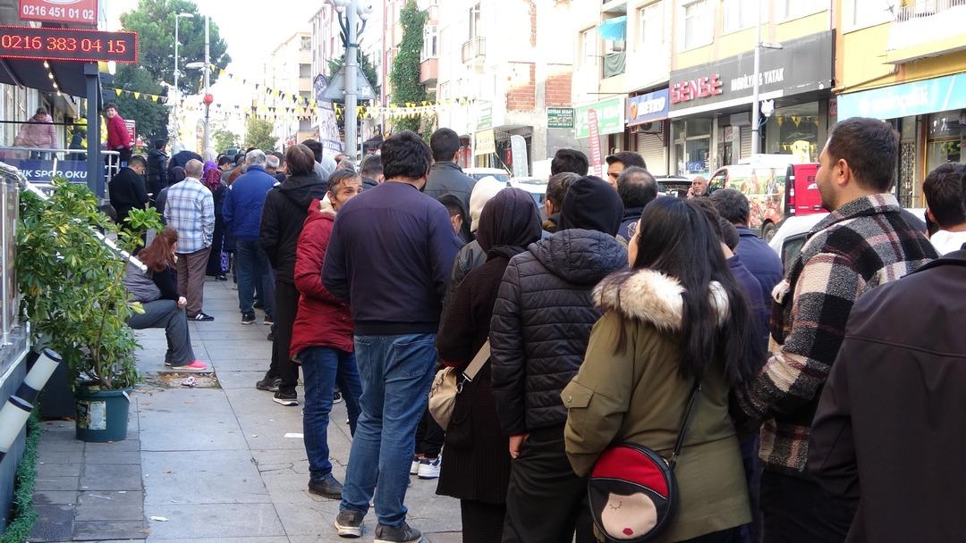  Tüm Türkiye den gelen oldu  Geceden nöbet tutan bile var, yüzde 90 lık indirim izdiham yarattı: Kuyruğun sonu görünmedi 1
