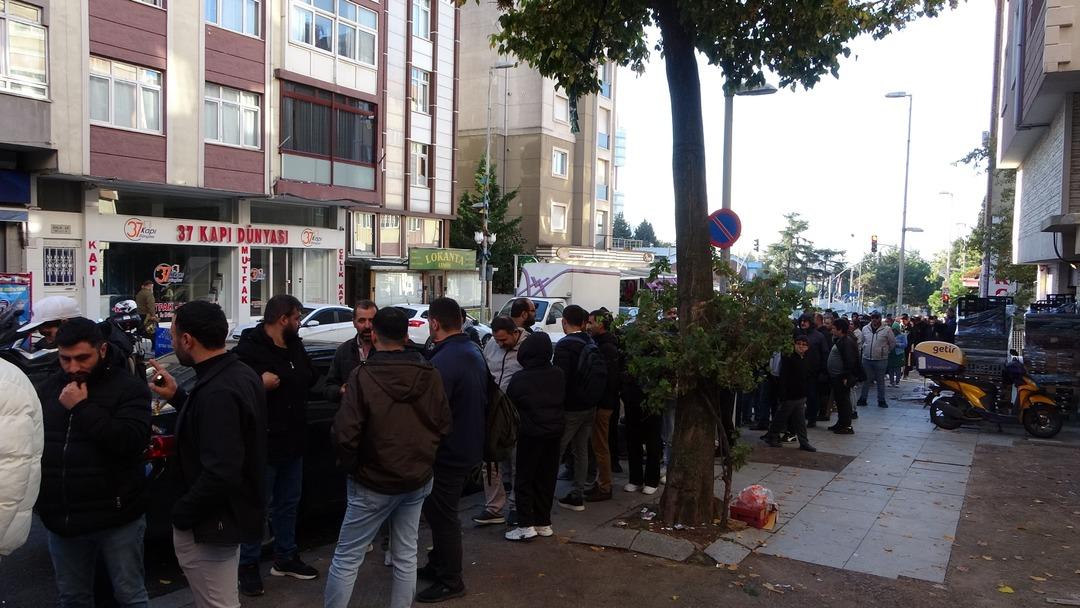 Tüm Türkiye den gelen oldu  Geceden nöbet tutan bile var, yüzde 90 lık indirim izdiham yarattı: Kuyruğun sonu görünmedi 3