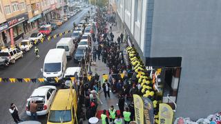 'Tüm Türkiye'den gelen oldu' Geceden nöbet tutan bile var, yüzde 90'lık indirim izdiham yarattı: Kuyruğun sonu görünmedi