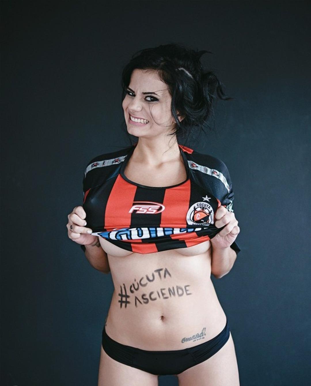 Seksi Gazeteci Takımı İ&ccedil;in Soyundu