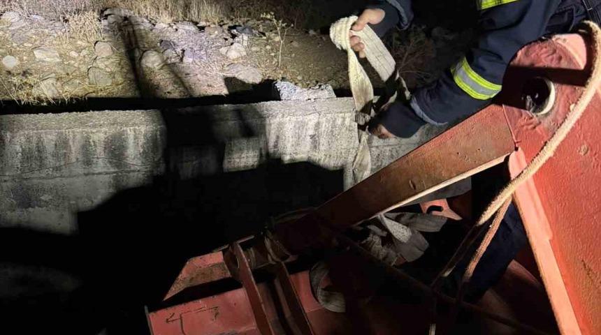 Siirt’te kanala düşen inek kurtarıldı