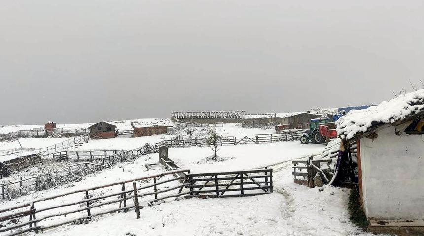 Amasya'nın yüksek kesimlerine kar yağdı