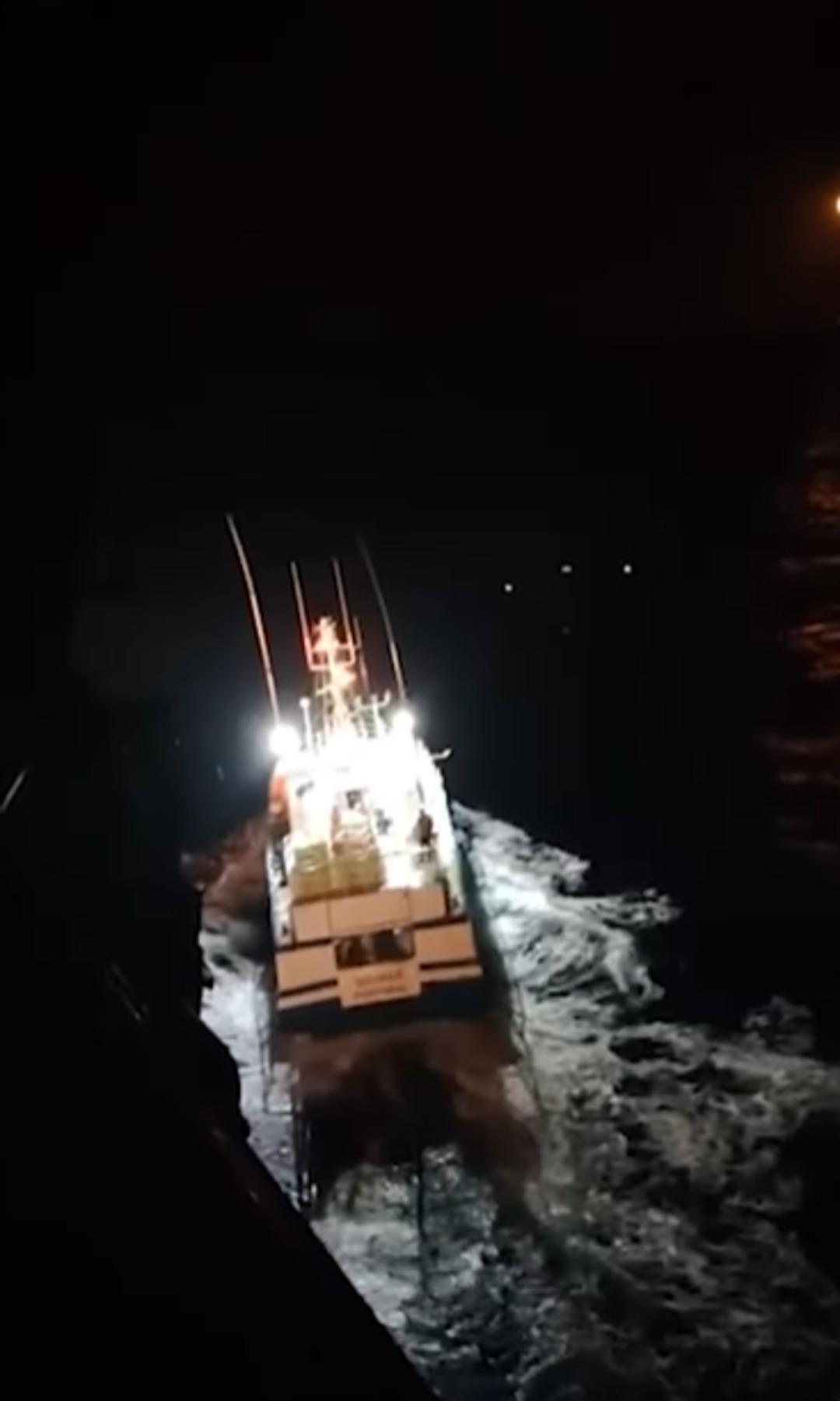 Denizin ortasında hayat mücadelesi! 3 çocuklu aileye saldırdılar: Korkunç orka saldırısı 1