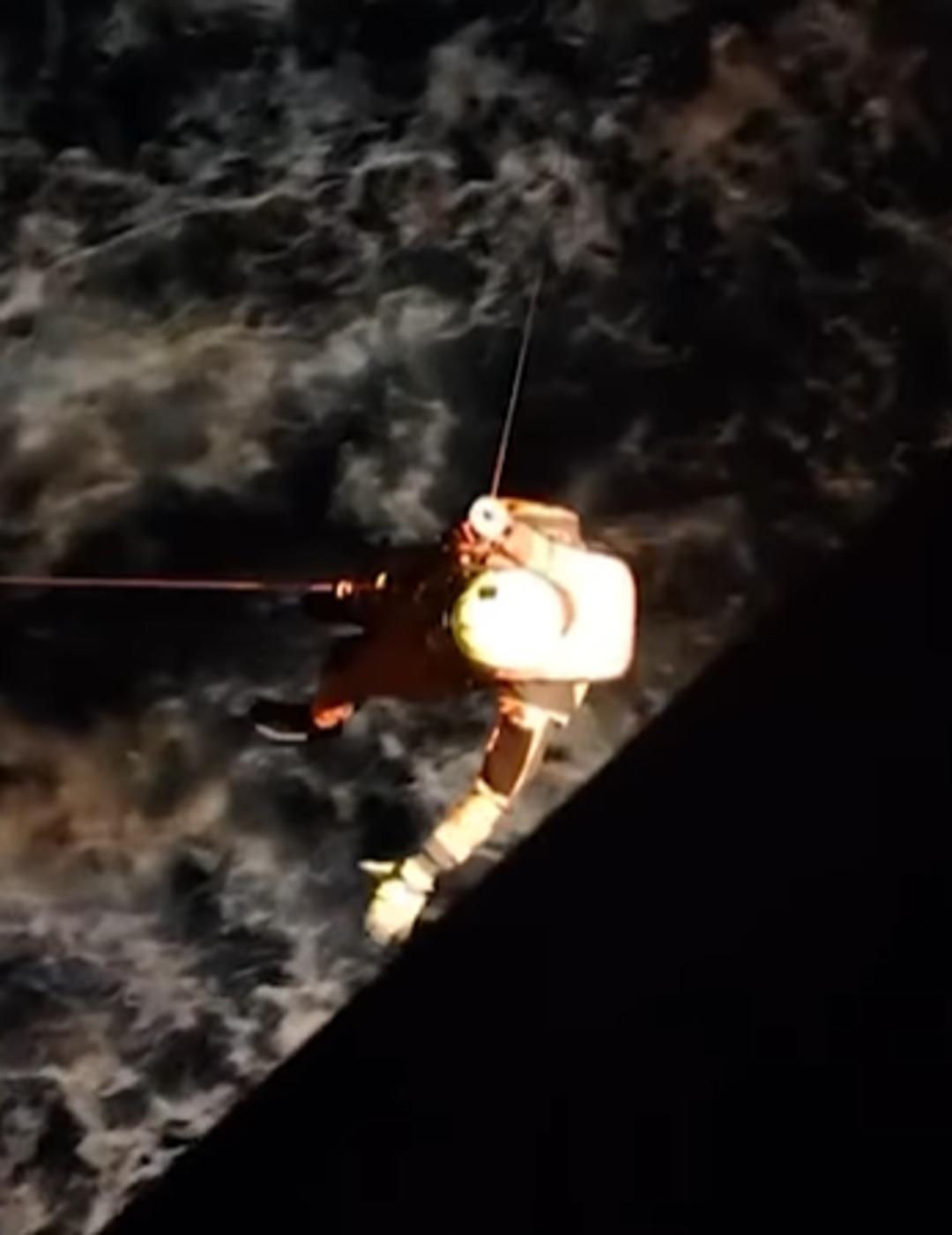 Denizin ortasında hayat mücadelesi! 3 çocuklu aileye saldırdılar: Korkunç orka saldırısı 3