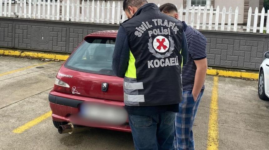 Düğün konvoyunda gürültü yapan araç trafikten men edildi