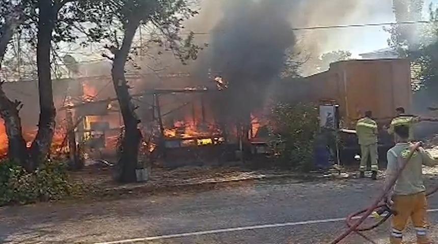 Antalya’da terk edilmiş baraka alev topuna döndü