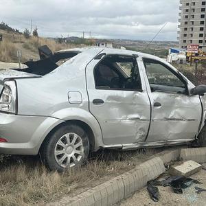 Takla atan otomobil orta refüje çıktı: 2 yaralı