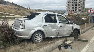 Takla atan otomobil orta refüje çıktı: 2 yaralı