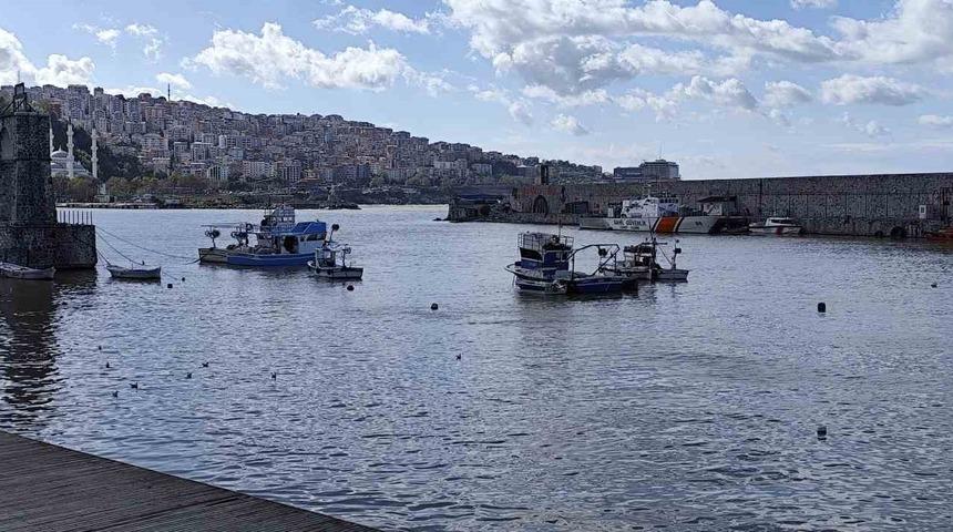 Zonguldak Limanı sarı renge boyandı