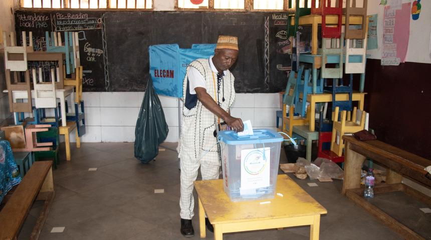 Kamerun'da halk, cumhurbaşkanlığı seçimi için sandık başında