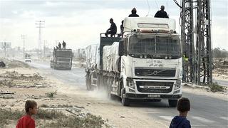 Ateşkesin ardından Gazze'ye insani yardım tırlarının girişi başladı