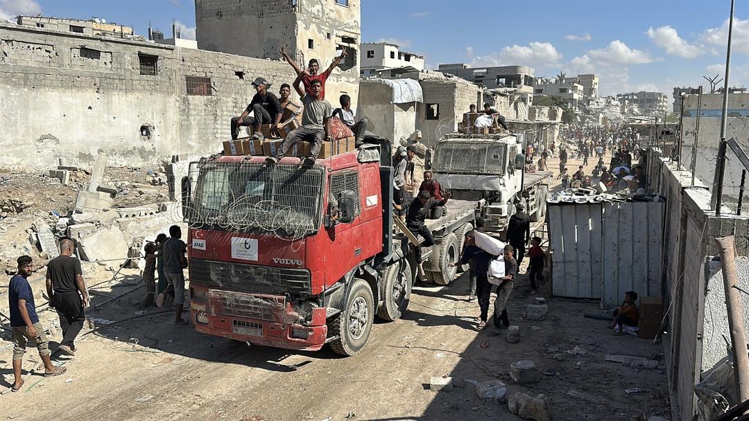 Ateşkesin ardından Gazze ye insani yardım tırlarının girişi başladı 2