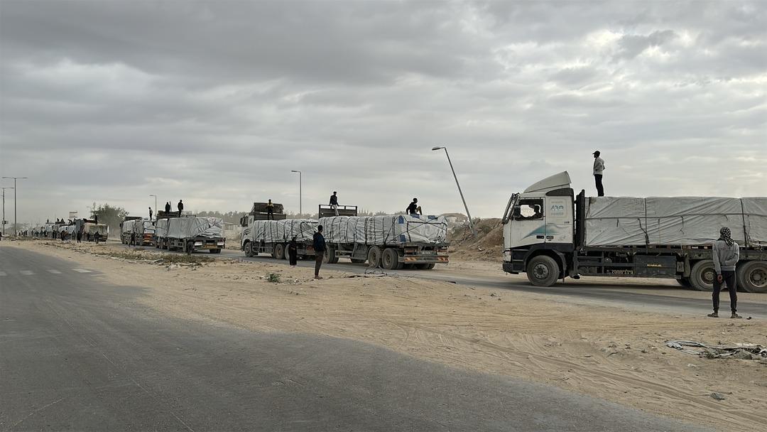 Ateşkesin ardından Gazze ye insani yardım tırlarının girişi başladı 3