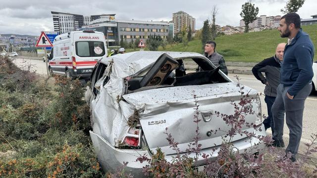 Kastamonu'da otomobil devrildi, baba ve oğlu yaralandı