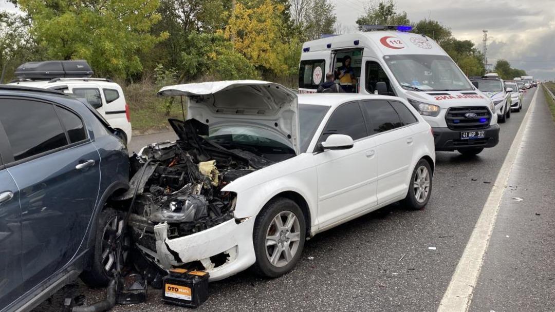 Kocaeli’de 5 araçlı zincirleme kaza: 1’i çocuk 5 yaralı 1