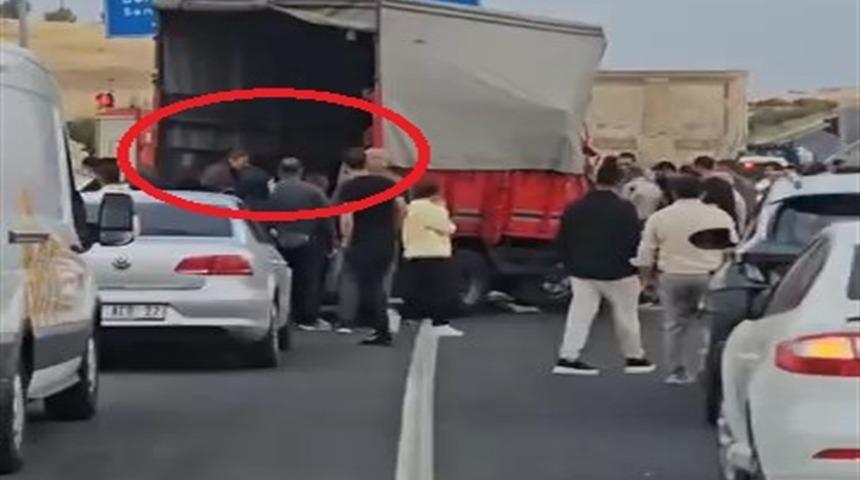 İşçileri taşıyan kamyonet ile kamyon çarpıştı: 14 yaralı