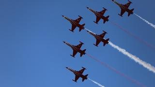 Türk Yıldızları’ndan Bandırma semalarında nefes kesen gösteri 