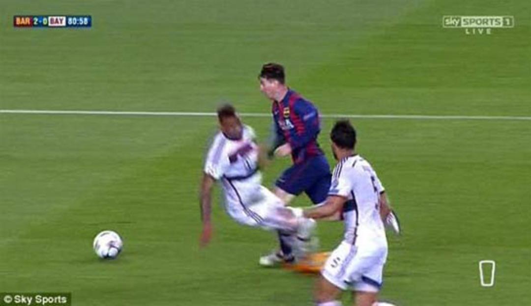 Lionel Messi Boateng'le dalga ge&ccedil;ti