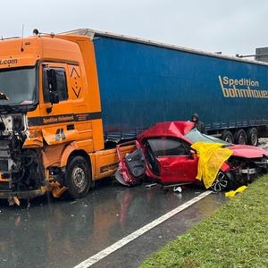 Rize'de korkunç kaza! Tıra çarpan otomobildeki 3 kişi hayatını kaybetti