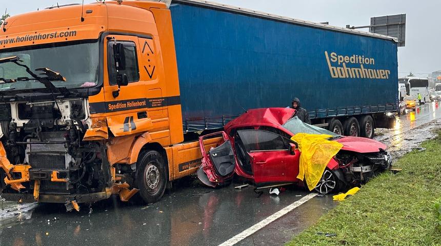 Rize'de korkunç kaza! Tıra çarpan otomobildeki 3 kişi hayatını kaybetti