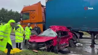 Rize'de feci kaza: Otomobil tırın dorsesine çarptı, 3 kişi hayatını kaybetti