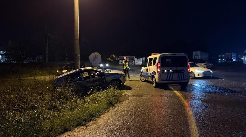 Sakarya'da iki otomobil çarpıştı: 3 yaralı