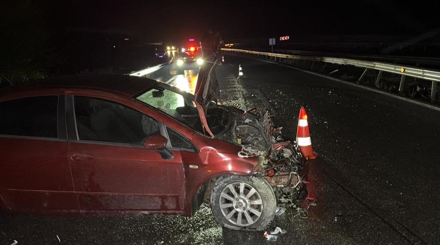 Düzce'de otomobil bariyerlere çarptı: 1 yaralı