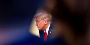 İran'da protestolar b&uuml;y&uuml;yor! Trump'tan Tahran'a tehdit: "&Ccedil;ok sert vururuz"