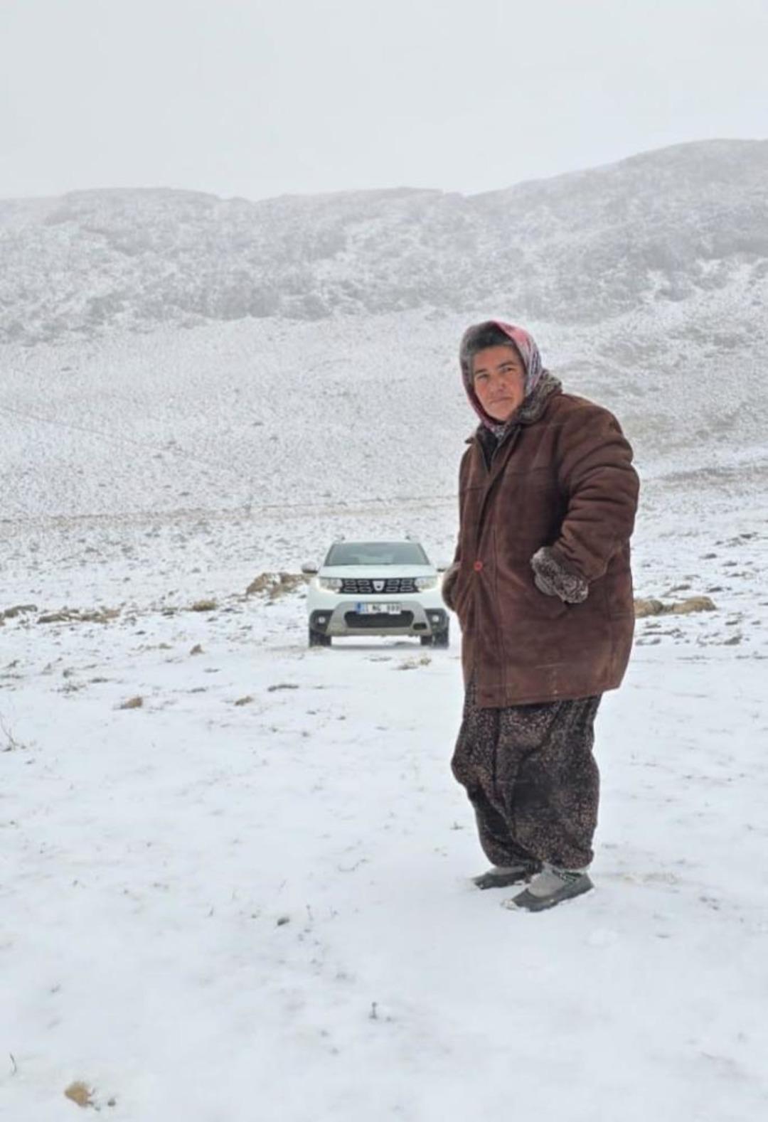 Aniden kar bastırınca yaylada mahsur kalan kadın kurtarıldı 1