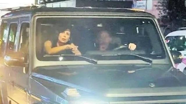 Sergen Yalçın'ın yanında kucak kucağa oturmuşlardı! Paylaşımı dikkat çekti