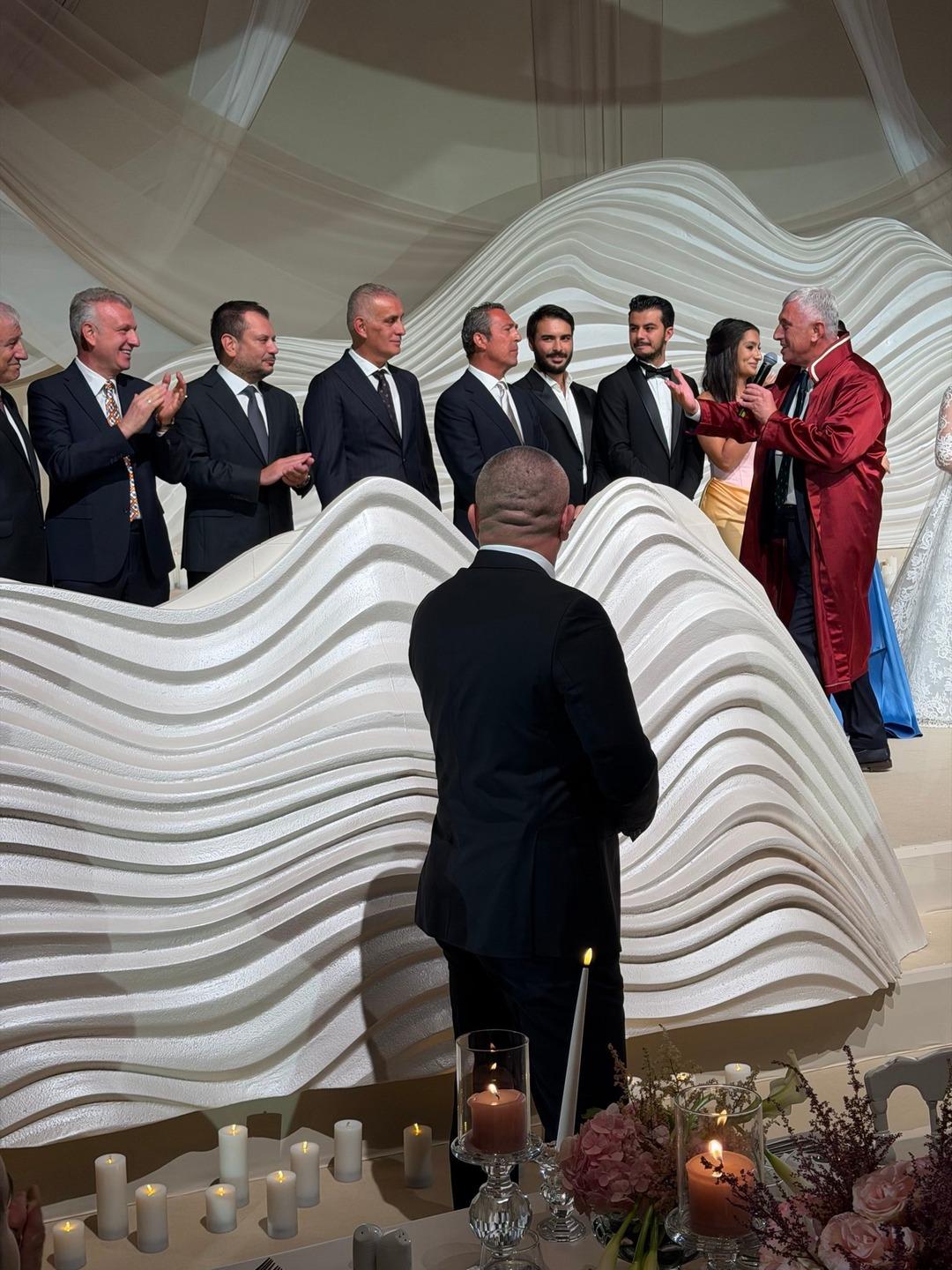 İstanbulspor Başkanı Ecmel Sarıalioğlu’nun oğlu Ömer Sarıalioğlu nun nikah töreni ünlüler geçidi oldu! Fatih Terim den şahitlik... 4