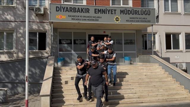 Diyarbakır merkezli 12 ilde silah kaçakçılığı operasyonu: 78 kişi gözaltına alındı 3