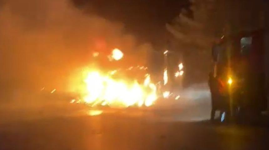 Et yüklü tır dorsesi yandı