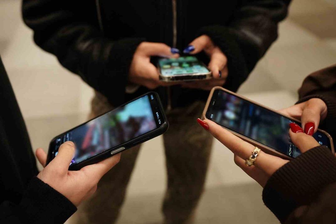 Dijital bağımlılık çığ gibi büyüyor: 77 milyona yaklaştı! Geceleri telefonsuz yatağa girmeyenler dikkat: "Ölümcül sonuçları var"  1