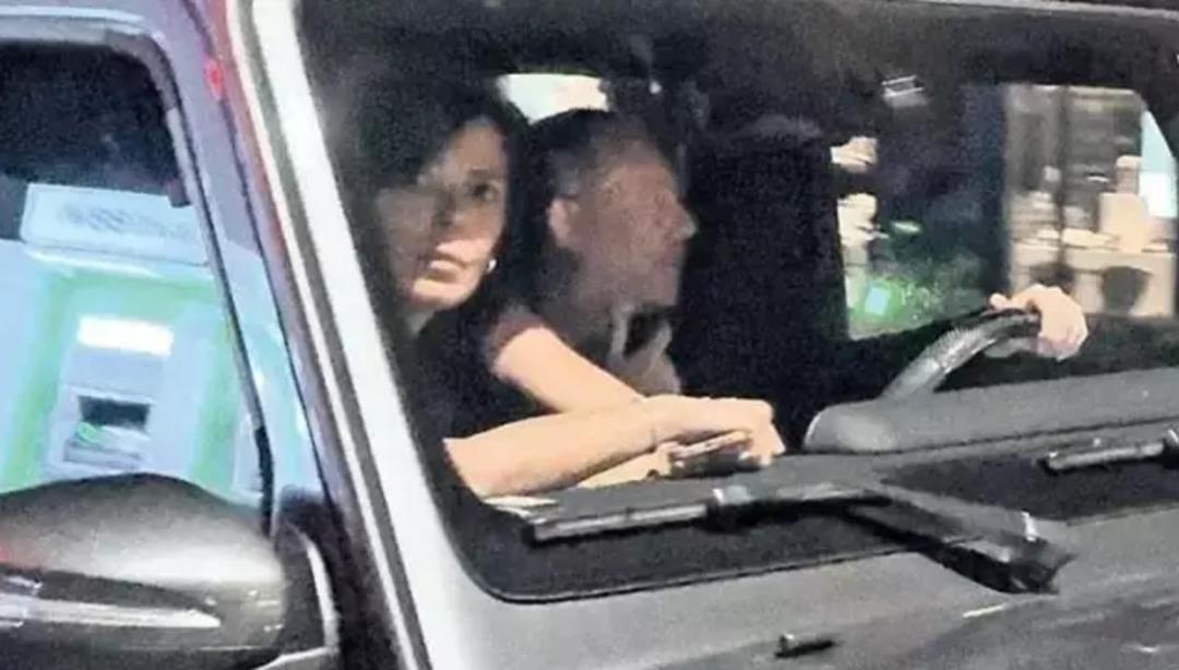 Etiler de Sergen Yalçın ın arabasında kucak kucağa oturmuşlardı! Bu görüntüler kulüpte kriz çıkardı! Sergen Yalçın ın sözü olay oldu... 1