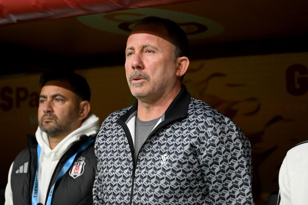 Etiler de Sergen Yalçın ın arabasında kucak kucağa oturmuşlardı! Bu görüntüler kulüpte kriz çıkardı! Sergen Yalçın ın sözü olay oldu... 2