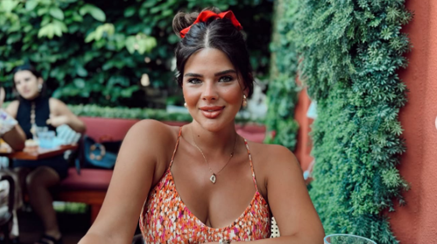 Damla Ersubaşı umreye gitti, tesettürlü poz! "Geldikten sonra oralarını buralarını açarlar" yorumu kızdırdı