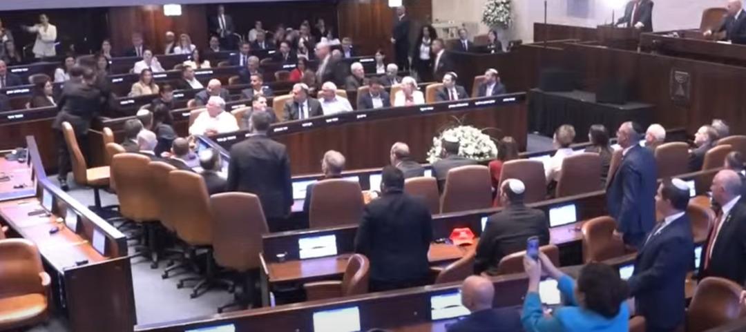 Son dakika: ABD Başkanı Trump, İsrail Meclisi nde konuşurken protestoya uğradı! Filistin ve soykırım pankartı açtı... 3