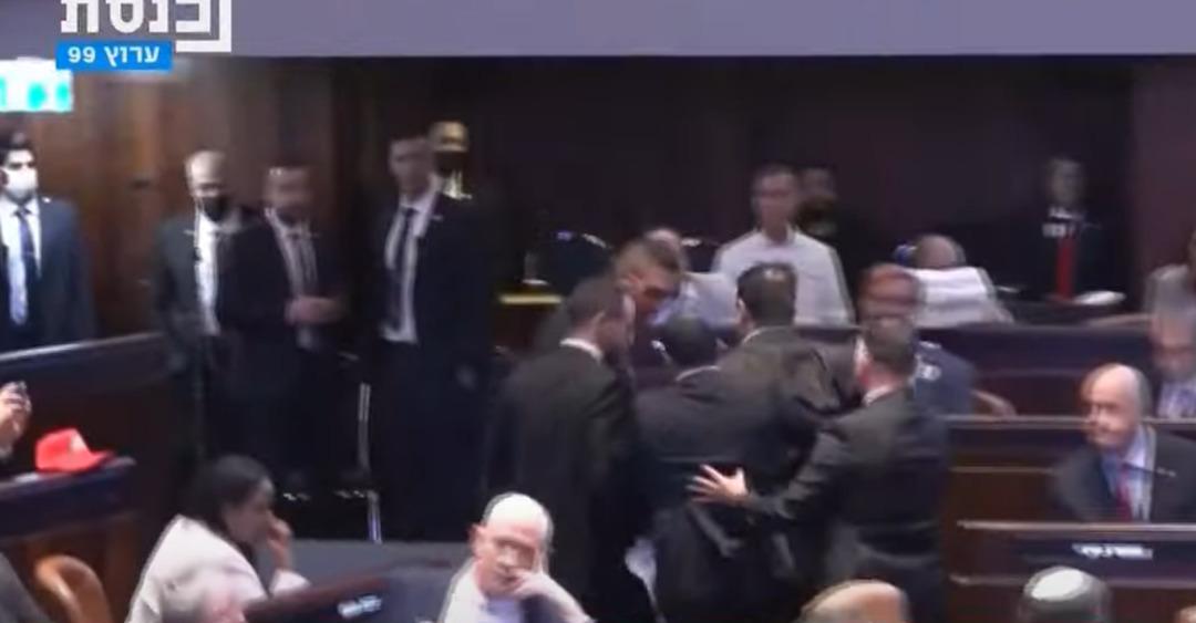 Son dakika: ABD Başkanı Trump, İsrail Meclisi nde konuşurken protestoya uğradı! Filistin ve soykırım pankartı açtı... 4